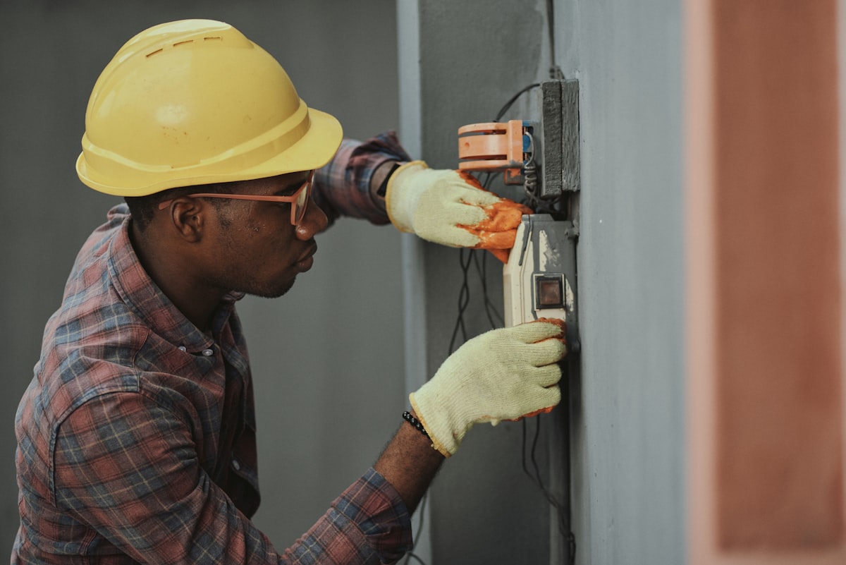 Why Electricians Go Dark Between Jobs (And It's Costing You $1,000+ Weekly)